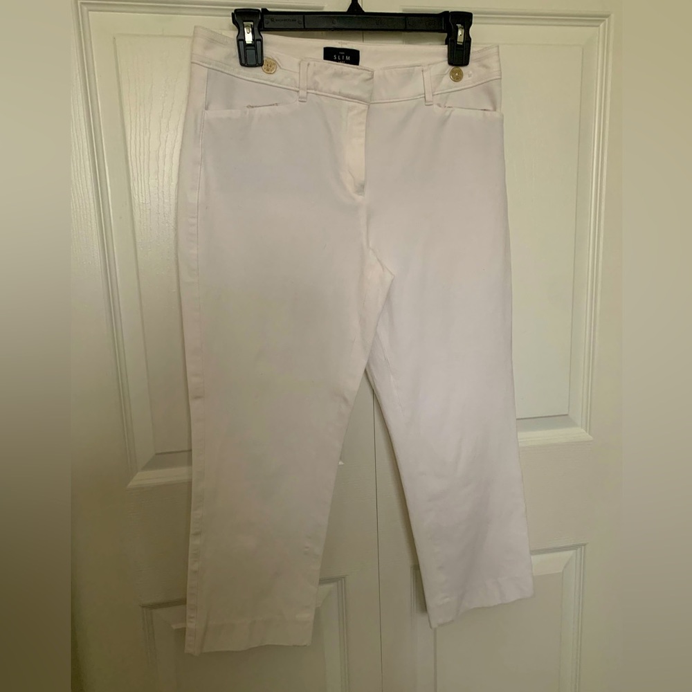 EUC White House Black Market White Crop Pants Gold Buttons Size 6